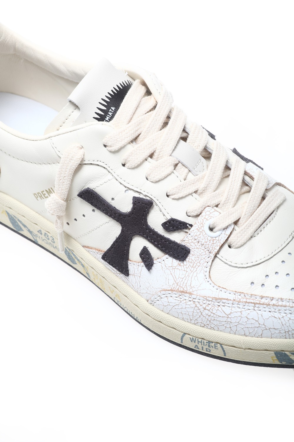 shop PREMIATA Saldi Scarpa: Premiata sneaker "Bskt Clay 6775".
Suola in gomma con profilo a cassetta.
Altezza Suola 2,5 cm.
Fusbet Interno 28,3 cm.
Composizione: suola: 80% gomma, 20% EVA; tomaia: 70% pelle di agnello, 25% pelle di vitello, 5% PU; fodera: 100% pelle di capra.
Made in Vietnam.. BSKTCLAY 6775-6775 number 6618391